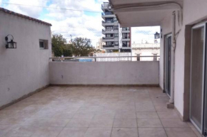 ¡PLENO CENTRO CON PATIO GRANDE Y COCHERA!